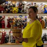 �Tra i pi� particolari ci sono i figli di Pulcinella, tali e quali a lui ma in miniatura�, sottolinea Anna Chiara mostrandoci un piccolo cestino di vimini che racchiude i quattro neonati con la tipica mezza maschera del padre